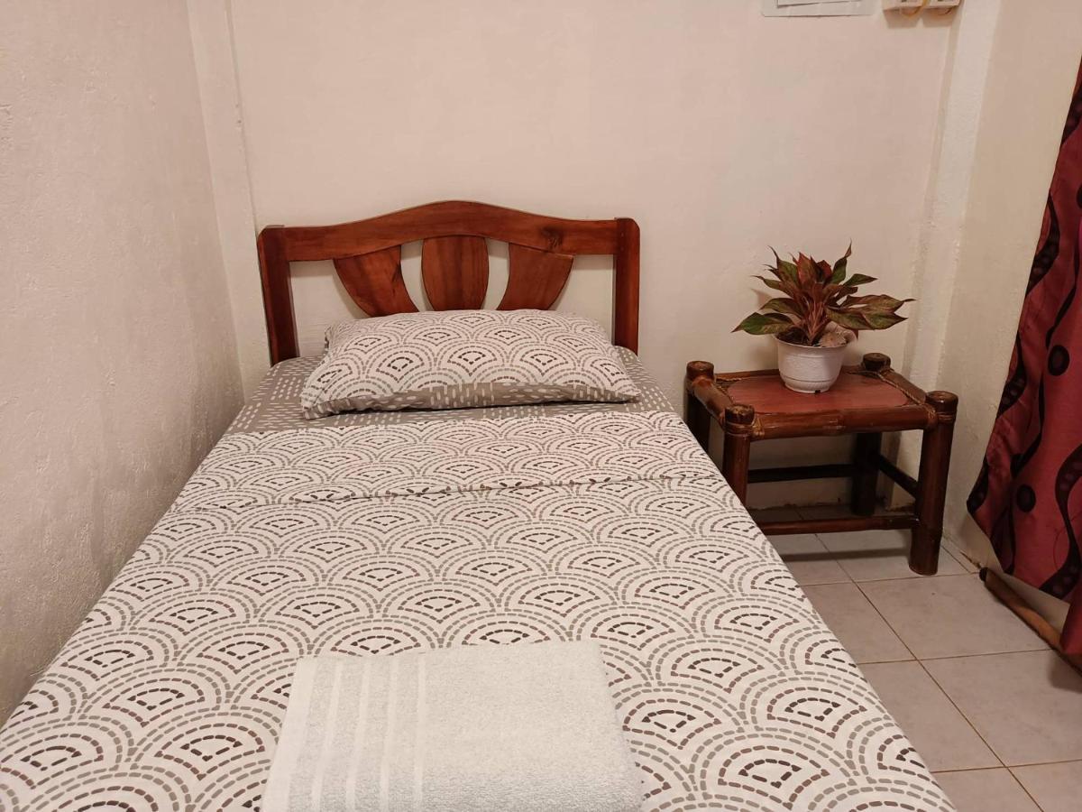 Villa Skanderbeg Guest House Puerto Princesa Ngoại thất bức ảnh
