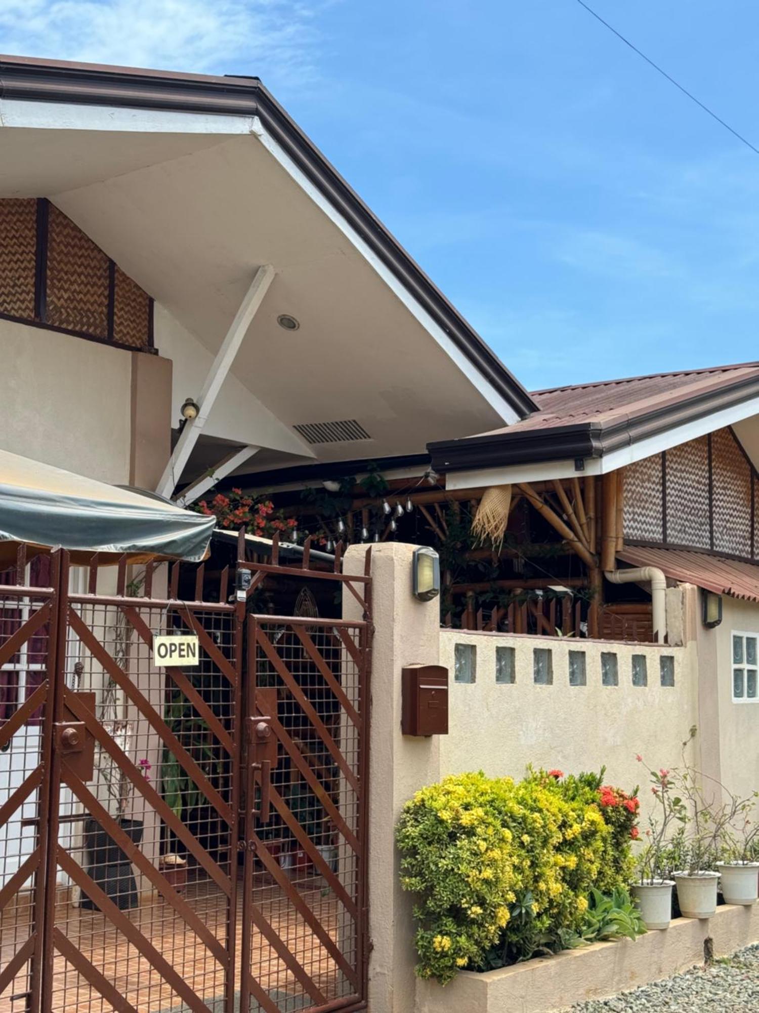 Villa Skanderbeg Guest House Puerto Princesa Ngoại thất bức ảnh