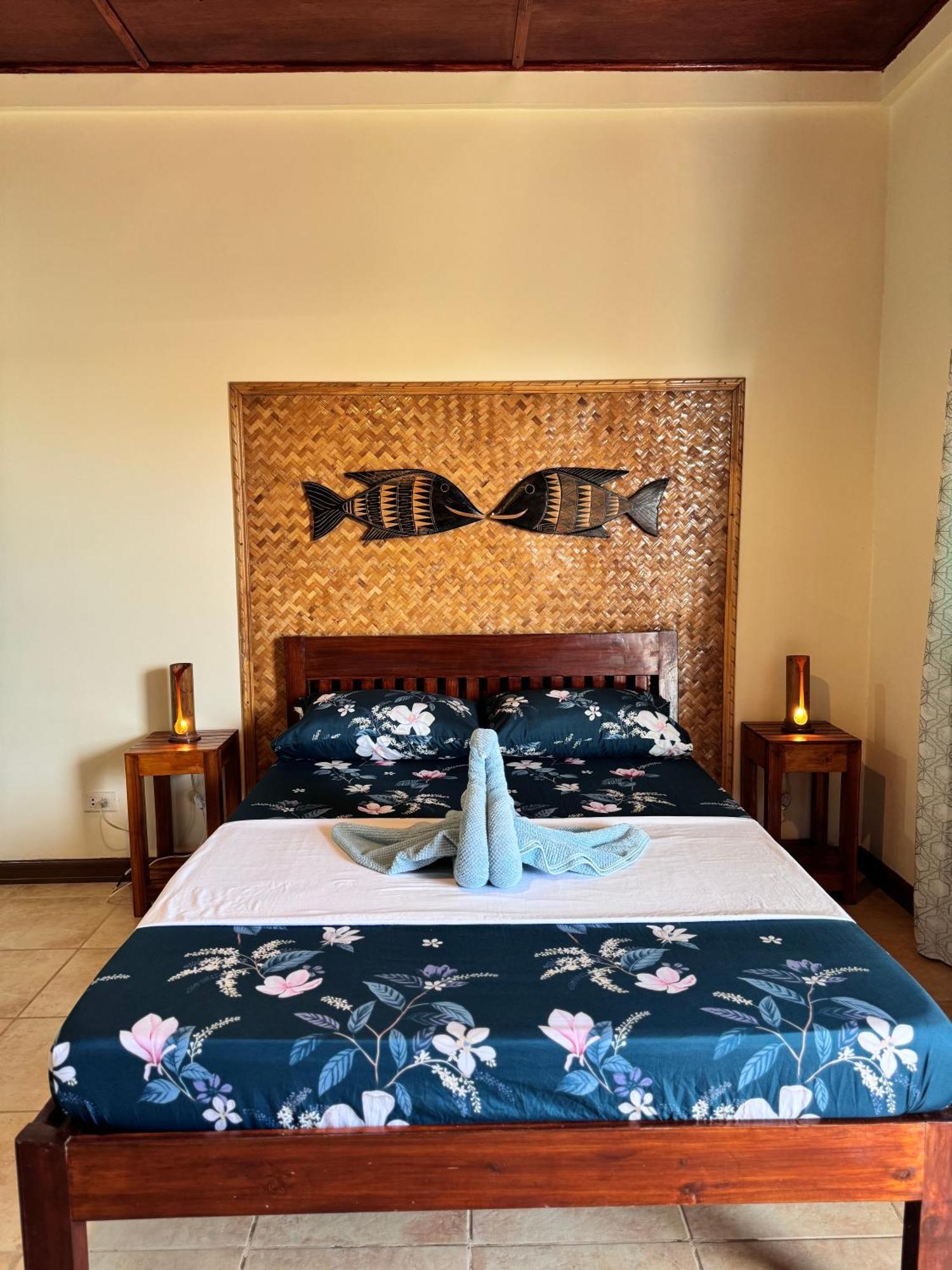 Villa Skanderbeg Guest House Puerto Princesa Ngoại thất bức ảnh